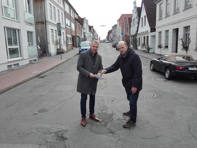 Erneuerung der Domstra&szlig;e beginnt - Guido Klossek (re.) vom st&auml;dtischen Bauamt erl&auml;utert B&uuml;rgermeister Gunnar Koech die bevorstehende Bauma&szlig;nahme