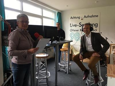&raquo;Ratzeburg informiert zu Corona&laquo; - Redakteurin Conni Hoffmann (li.), unterst&uuml;tzt durch Radiotechniker Andreas Sill (Bildmitte), befragt B&uuml;rgermeister Gunnar Koech zur aktuellen Situation in Ratzeburg im Au&szlig;enstudio des Offenen Kanal L&uuml;beck &copy; Stadt Ratzebu
