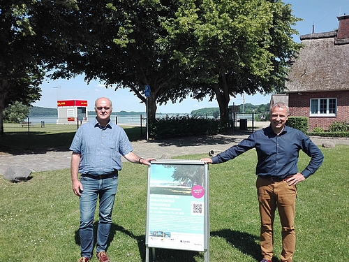 Bild vergrößern: Bürgermeister Gunnar Koech (re.) und Bauamtsleiter Michael Wolf hoffen auf rege Beteiligung bei der Online-Bürgerbeteiligung zur Neugestaltung der Seebadestelle Schloßwiese