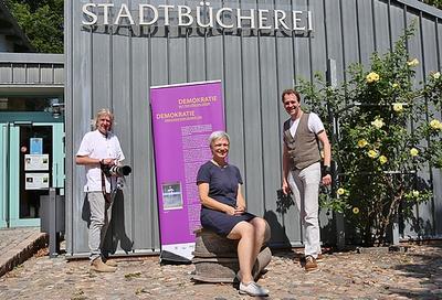 Ausstellung "Demokratie butten v&ouml;r din D&ouml;&ouml;r" erstmalig in der Ratzeburger Stadtb&uuml;cherei zu sehen