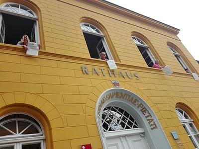 Angela Bertram und Maren Colell lesen f&uuml;r das Ratzeburger Kooperationsprojekt "ZUG&Auml;NGE SCHAFFEN"