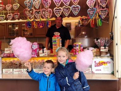 Buntes Wochenende in Ratzeburg Anfang Oktober - Hannes (4) und Emma (7) freuen sich auf leckerer Zuckerwatte