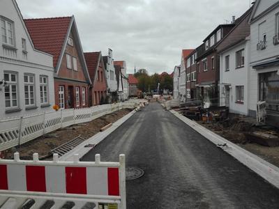 Gute Baufortschritte in der Domstra&szlig;e - Im n&ouml;rdlichen Abschnitt ist das Stra&szlig;en- und Gehwegprofil schon gut zu erkennen