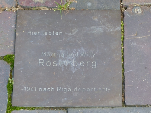 Bild vergrößern: Eine Metallplatte in der Domstraße errinnert an das Schicksal der jüdischen Familie Rosenberg
