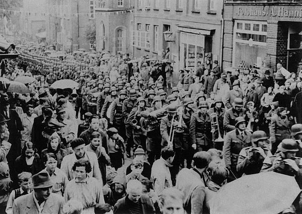 Bild vergrößern: 65 Jahre Bundesgrenzschutz / Bundespolizei in Ratzeburg - 
Der Einmarsch der ersten Hundertschaft am 15. Juni 1955