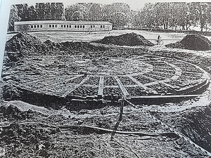 Bild vergrößern: Historisches Holzbohlenfundament der alten Burgwallanlage aus dem 16. Jht. während der Ausgrabung im Jahre 1980