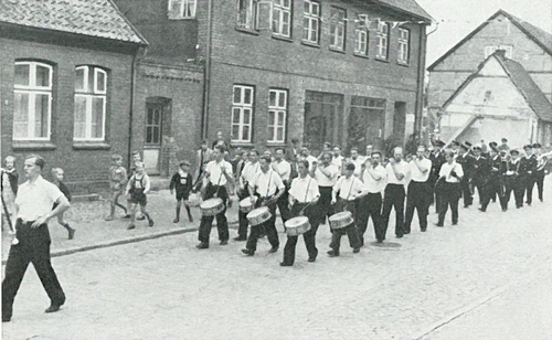 Bild vergrößern: Großes Wecken beim Schützenfest 1952, den Tambour führte Werner Timmermann