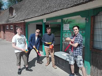 Ratzeburger Jugendbeirat reaktiviert die Spielekiste an der Seebadestelle Schlo&szlig;wiese