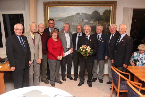 Bild vergrößern: Prof. Dr. König (mit Blumenstrauß) aufgenommen in den Kreis der Ehrenmitglieder des RRC