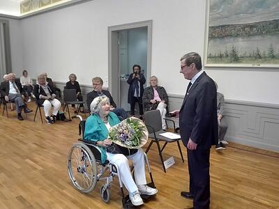 Elfriede H&uuml;bner mit der Ehrengabe der Stadt Ratzeburg ausgezeichnet
