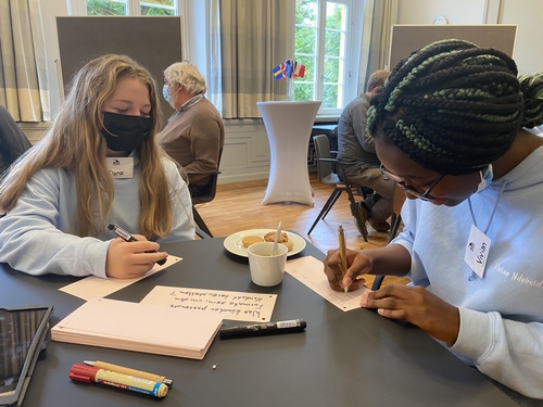 Bild vergrößern: Dana Marie Ehlers (li.) und Vivian Ndubuisi entwickeln Ideen für eine Europaagenda des Ratzeburger Jugendbeirates