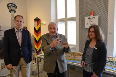 Gesammeltes Filmmaterial zur ehemaligen innerdeutschen Grenze &uuml;bergeben