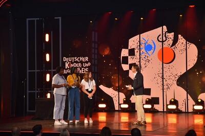 Barlach GoYoung Team bei der Preisverleihung im Europa Park Rust - Florence und Vivian Ndubuisi, Oda v. Warburg, Ingo Dubinski (v.l.na.r.)