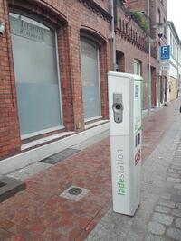 Bild vergrößern: Eine weitere E-Ladestation wurde in der Domstraße installiert.