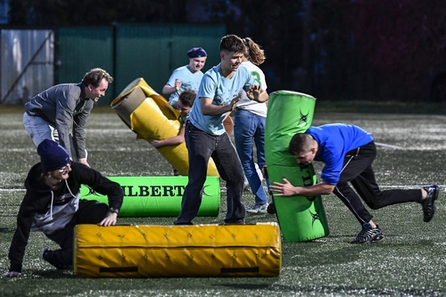 Bild vergrößern: Beim gemeinsamen Rugbytraining mit Nationalspieler Mateuz Plichta vom Erstligateam Ogniwo Sopot wurde spielerisch und mit viel Spaß die Vorzüge von Teamarbeit vermittelt