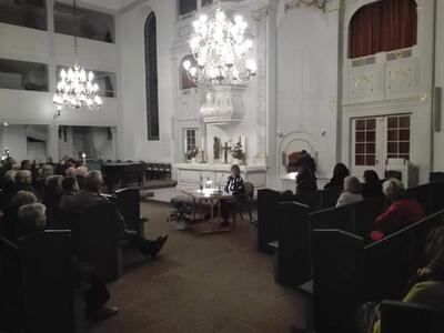 Holocaust-&Uuml;berlebende Eva Szepes&igrave; las aus ihren Lebenserinnerungen in der Stadtkirche St. Petri