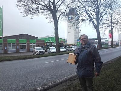 Dr. Dirk Bade vom Ratzeburger Seniorenbeirat wirbt mit einer Unterschriftenaktion für eine sichere Fahrbahnquerung über die Schweriner Straße