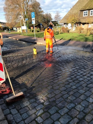 Bild vergr&ouml;&szlig;ern: Mitarbeiter des st&auml;dtischen Bauhofs richten eine barrierearme Querungshilfe an der Schlo&szlig;wiese ein. Dazu werden die