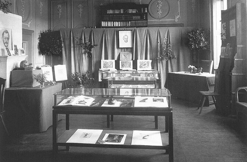 Bild vergrößern: In der von der Stadtverwaltung initiierten Ausstellung wurden keramische Werke, kleine Bronzen, Mappenwerke und Beispiele druckgrafischer Einzelblätter gezeigt. Die Aufnahmen entstanden im Oktober 1946.