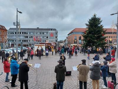 Posaunenchors der St. Petri Kirchengemeinde spielt zum 4. Advent auf dem Ratzeburger Marktplatz