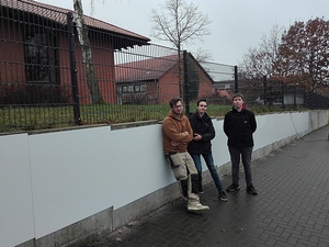 Bild vergr&ouml;&szlig;ern: Mitglieder des Ratzeburger Jugendbeirates vor der frisch montierten Graffitiwand (vl.) Vorsitzender Lucca Rosenkranz, Johann Tessmer, Paul Tessmer