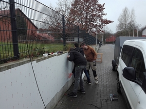 Bild vergr&ouml;&szlig;ern: Mitglieder des Ratzeburger Jugendbeirates montieren die neue Graffitiwand in der Riemannstra&szlig;e