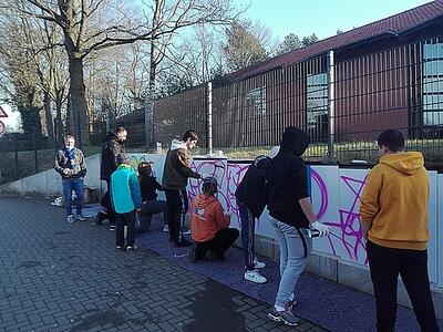 Jugendliche werden kreativ bei Graffitiaktion gegen Rassismus 