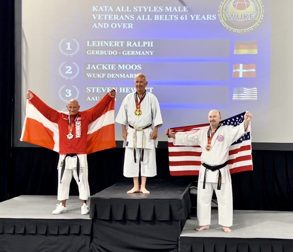 Bild vergrößern: Ratzeburger Gold bei Karate-WM in den USA (vl.) Jackie Moos (DK), Ralph Lehnert (D), Stephen Hewitt (USA)