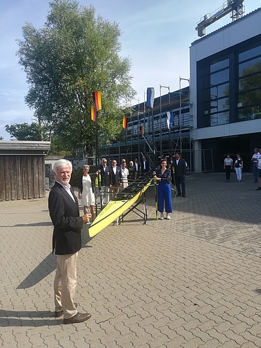 Bild vergrößern: Klaus Ripken, Geschäftsführer der Peter Petersen Stiftung, tauft den neuen Achter der Ruderakademie Ratzeburg nach Karl Adam