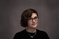 Bild vergr&ouml;&szlig;ern: Autorin Zara Zerbe pr&auml;sentiert ihr Buch &raquo;Das Orakel von Bad Meisenfeld&laquo;  auf der 