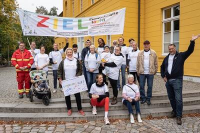 "Demokratie läuft!" - Start des »Staffellaufs der Vielfalt« vor dem Ratzeburger Rathaus