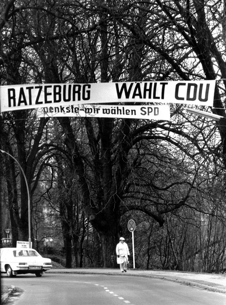 Bild vergrößern: Archivale 04/2023 - Fotos aus dem Nachlass von Hans-Jürgen Wohlfahrt: Wahlkampfbilder 