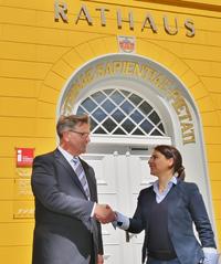 Bild vergrößern: Von einer Hand in die andere: Bürgermeister Rainer Voß begrüßt die neue Gleichstellungbeauftragte Mana Clasen.