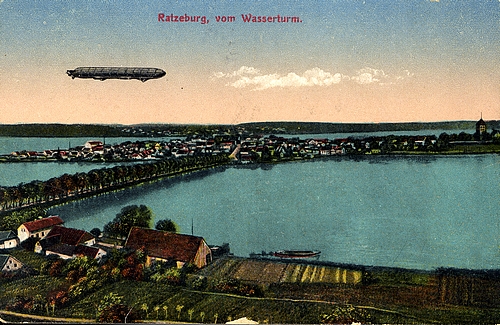 Bild vergrößern: Die Postkarte zeigt Ratzeburg vom Wasserturm aus gesehen, Anfang 20. Jahrhundert.