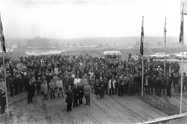 Bild vergrößern: Archivale 04/2023 - Fotos aus dem Nachlass von Hans-Jürgen Wohlfahrt: Zum Richtfest am 26. Oktober 1973 konnte der Initiator des Projektes, Theo Urbach, weit über 300 Gäste begrüßen