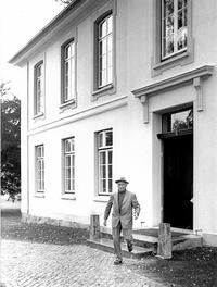 Bild vergrößern: Archivale 06/2023 - Fotos aus dem Nachlass von Hans-Jürgen Wohlfahrt: A. Paul Weber kurz vor der Eröffnung des Museums im September 1973