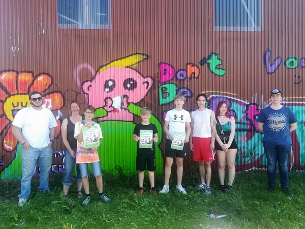 Bild vergrößern: Die Gewinner des ersten Graffiti-Contest des Ratzeburger Jugendbeirates vor dem 'Siegerbild' (Bildmitte vl.) Tomte, Janosch, Carlo und Graffitikünstler Charly Koch