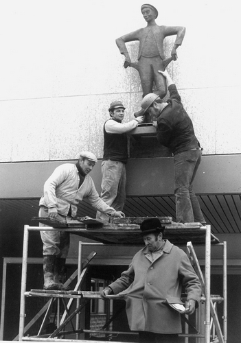 Bild vergrößern: Archivale 07/2023 - Fotos aus dem Nachlass von Hans-Jürgen Wohlfahrt - Werke von Karlheinz Goedtke in Ratzeburg: Goedtkes Bronzefigur 'Der Taschenmann' wird vor der Kreissparkasse aufgestellt (1957)