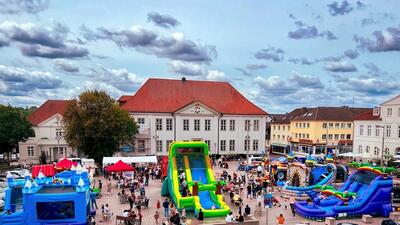 Buntes Hüpfburgen-Fest auf dem Ratzeburger Marktplatz war aus Sicht der Organisatoren ein großer Erfolg