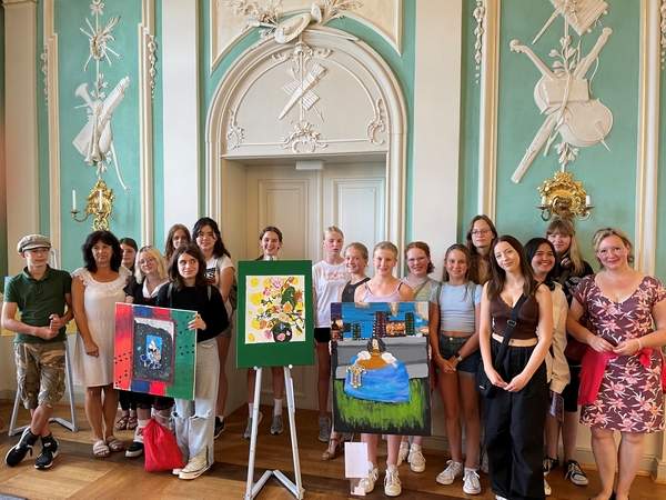 Bild vergrößern: Jugendliche präsentieren ihre Werke im Kunstwettbewerb des Projektes 'barockt!