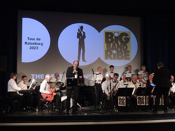 Bild vergrößern: Die 'Big Band Ribe' begeisterte mit Filmmelodien aus James Bond im Burgtheater Ratzeburg beim 'Jazz in Ratzeburg Festival 2023'
