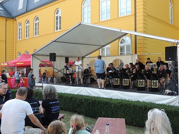 Bild vergrößern: Das große Big-Band-Konzert im Innenhof des Ratzeburger Rathauses begeisterte das Publikum des 'Jazz in Ratzeburg Festival 2023'