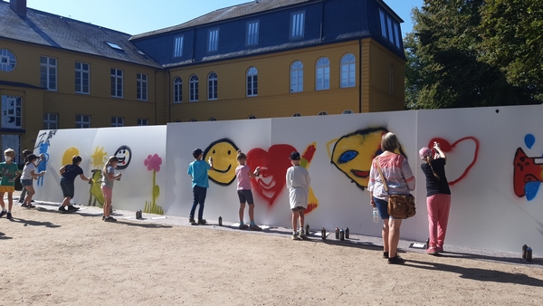 Bild vergrößern: Rund 20 Kinder gestalteten zusammen mit Graffiti-Künstlers Charlie Koch beim Abschlussfest der 'Ratzeburger Leseregatta' eine mobile Graffiti-Wand an der Ratzeburger Stadtbücherei