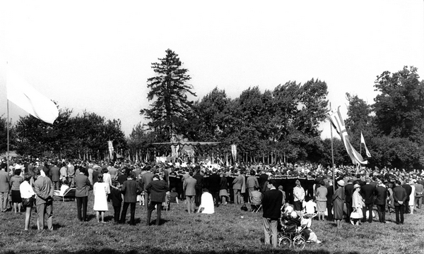 Bild vergrößern: Der Festplatz am 13. September 1970. Rund 1000 Wallfahrer feierten den Gottesdienst, der vom Hamburg Weihbischof Johannes von Rudloff geleitet wurde.