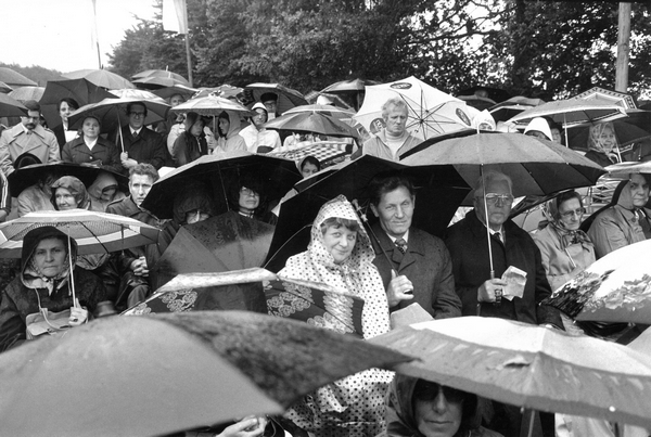 Bild vergrößern: Trotz strömenden Regens waren 1980 mehr als 1.000 Pilger nach Einhaus gekommen. Das Bistum Osnabrück feierte in jenem Jahr sein 1.200-jähriges Bestehen.