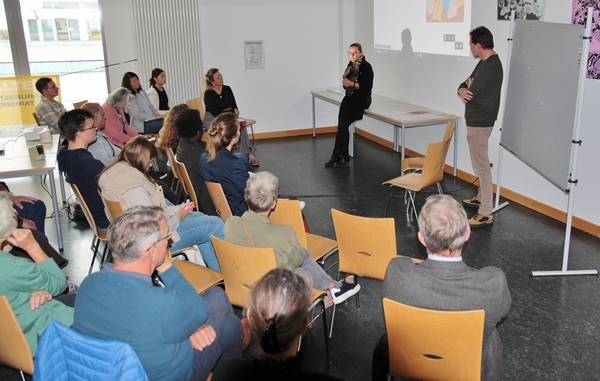 Bild vergrößern: Sandra Rickert (li.) berichtet von der Arbeit der Hansestadt Lübeck in der 'Europäischen Städtekoalition gegen Rassismus - European Coalition of Cities against Racism', der sie 2020 beigetreten ist.