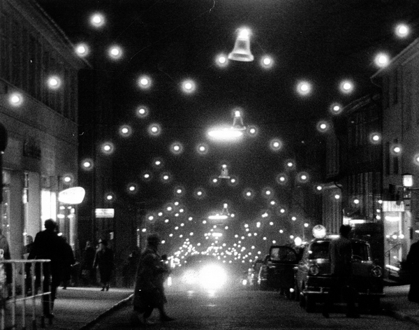 Bild vergrößern: Die weihnachtliche geschmückte Herrenstraße bei Nacht (vermutlich 1964).