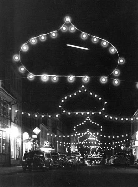 Bild vergrößern: Die weihnachtliche geschmückte Domstraße bei Nacht (1964).