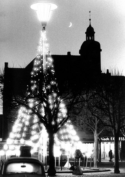 Bild vergrößern: Stilisierter Lichterbaum vor Ratzeburgs Stadtkirche St. Petri