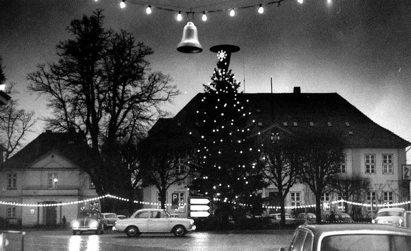 Bild vergrößern: Der geschmückte Weihnachtsbaum auf dem Ratzeburger Marktplatz.